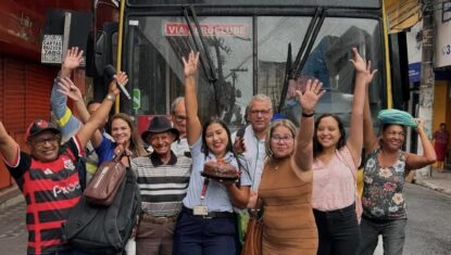 Motorista de ônibus ganha festa de aniversário de passageiros durante trajeto em Maceió