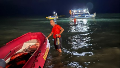 Jangada que fazia passeio noturno vira no mar na praia de Ponta Verde