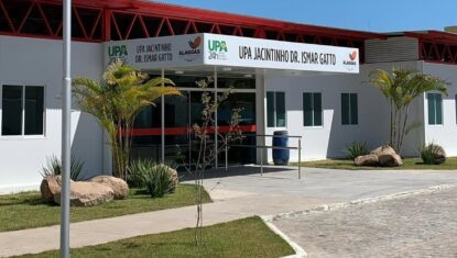 Mulher é agredida pelo marido e tem o pescoço apertado dentro de UPA no Jacintinho