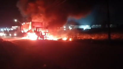 Carreta carregada com cerâmicas pega fogo na zona rural de Rio Largo