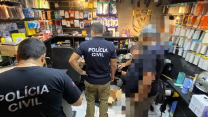 Operação cumpre mandados em lojas suspeitas de vender celulares roubados em Maceió