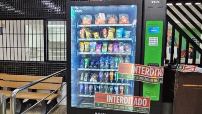 Vigilância Sanitária fecha máquina de lanches com produtos vencidos em faculdade