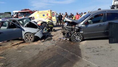 Carros batem de frente e quatro ficam presos às ferragens em São Luiz do Quitunde