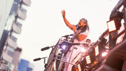 Bell Marques comanda arrastão na orla de Maceió no primeiro dia de 2026