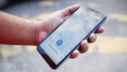 Mulher denuncia motorista de aplicativo por trancar portas e fazer ameaças