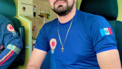 Amigos fazem homenagem a enfermeiro assassinado por PM em motel de Arapiraca; VÍDEO