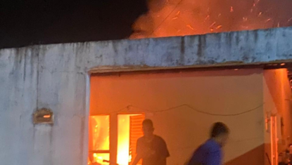 Incêndio causa desabamento de teto e deixa homem ferido em residência de Rio Largo; VÍDEO