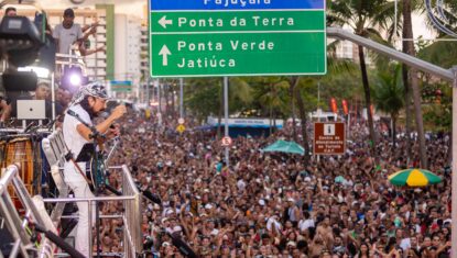 Arrastão do Bell reúne milhares na orla de Maceió; veja bloqueios e orientações