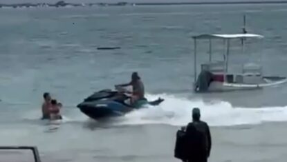 Condutor de moto aquática quase atinge homem e criança na praia de Maragogi; VÍDEO