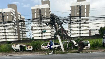 Caminhão colide contra poste