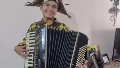 VÍDEOS: garoto se apaixonou por sanfona aos 5 anos e imitava Gonzagão com mochila da escola