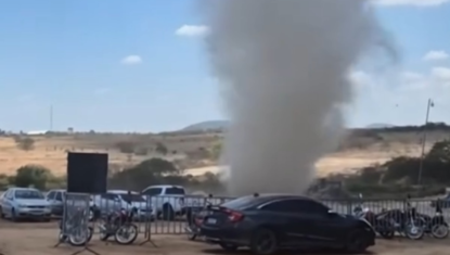 Redemoinho atinge evento de motocross e assusta público em Alagoas; VÍDEO