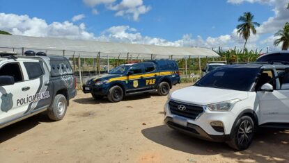 PRF prende dupla tentando entrar com carro roubado no Presídio de Segurança Máxima