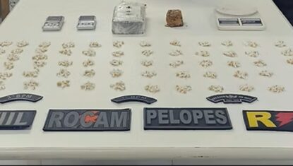 Cão farejador localiza droga e polícia apreende mais de 1kg de crack no Sertão