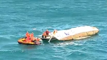 VÍDEO: pescadores são resgatados após barco naufragar na Praia do Sobral