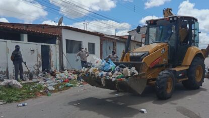 Acumulador de lixo é internado em Delmiro Gouveia e prefeitura tem 48h para limpar imóvel: 'ratos e baratas'