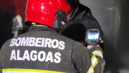 Loja de eletrodomésticos fica completamente destruída durante incêndio em Arapiraca