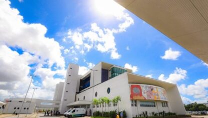 Mulher é presa após fingir ser enfermeira em três hospitais de Maceió