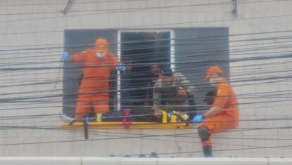 Trabalhador leva choque ao instalar placas solares