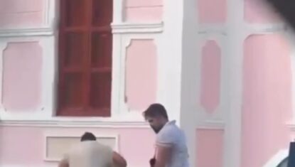 VÍDEO flagra dupla espancando homem com socos e pontapés após show em Jaraguá