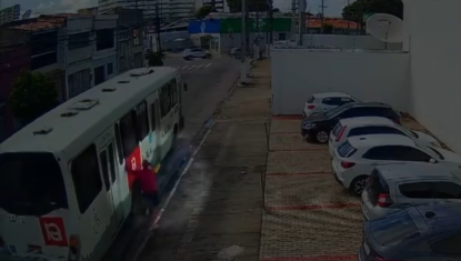 Vídeo flagra momento em que homem se pendura em ônibus e rouba celular de passageira em Maceió