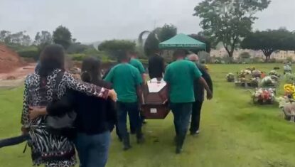 Familiares e amigos se despedem em Aracaju de policial morto por colega dentro de viatura em Alagoas