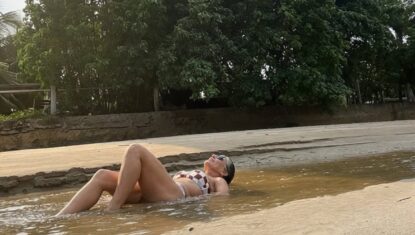 Glória Pires posta fotos pousando em praia de AL e diz que registro são 'cenas de um outono feliz'