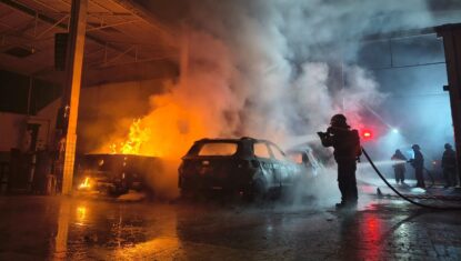 Incêndio atinge oficina mecânica em Arapiraca e chamas destroem cinco carros