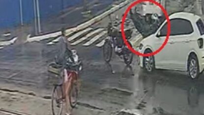VÍDEO: motociclista é arremessado sobre capô de carro após colisão em cruzamento em Maceió