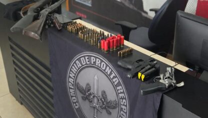 Polícia apreende arsenal com armas e munições em fazenda em Campestre; suspeito foi preso
