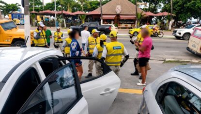 Mulher se tranca em carro para escapar de agressões e companheiro é preso em Maceió