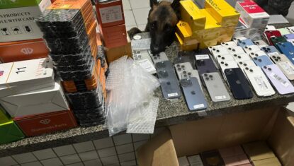PRF apreende celulares