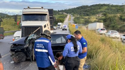 Idoso de 73 anos morre após colidir carro contra carreta em trecho da BR-101