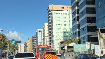 VÍDEO: incêndio destrói academia de edifício na orla da Pajuçara