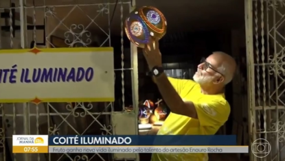 Artesão de AL supera depressão ao criar luminárias de coité