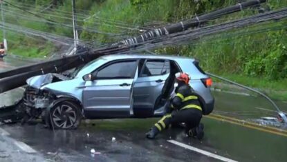 Carro colide contra poste e deixa trânsito lento na Avenida Leste-Oeste
