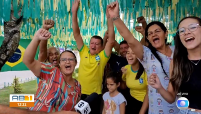 Moradores de bairro mais antigo de Arapiraca decoram praça para estreia do Brasil na Copa