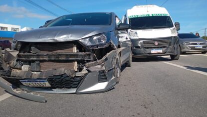 Engavetamento deixa feridos e trânsito lento na BR-349
