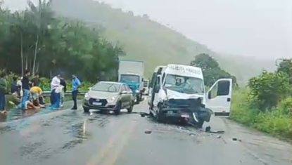 Acidente grave entre ônibus e van deixa 11 pessoas feridas na BR-316