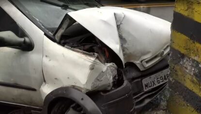Motorista colide carro contra bloco de concreto na Avenida Leste-Oeste