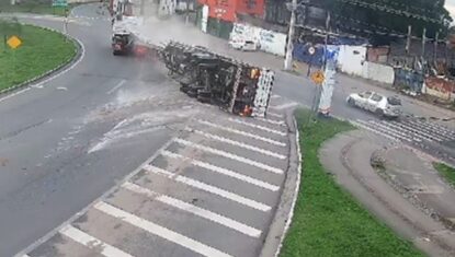 Câmera de segurança flagra tombamento de carreta com vigas de concreto em Maceió