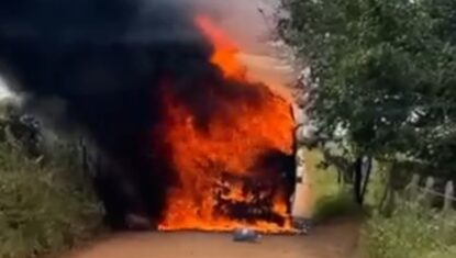 Incêndio destrói ônibus escolar na zona rural de Craíbas
