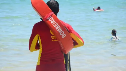 Bombeiros retiram corpo de homem de dentro do Rio Pescaria