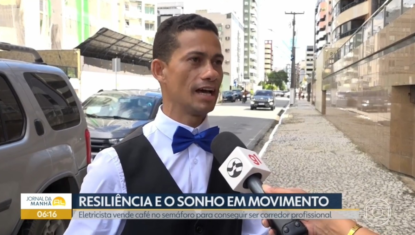 'Garçom do semáforo': eletricista vende café na rua em busca do objetivo de ser corredor profissional
