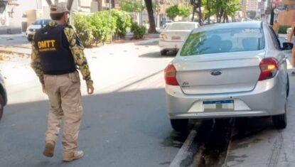 Motorista é pego na Ponta Verde dirigindo sem CNH e usando giroflex em carro próprio
