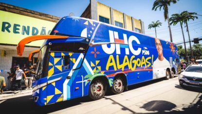 TRE-AL proíbe circulação de ônibus usado por JHC por suspeita de propaganda eleitoral antecipada