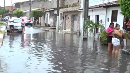 Chuva alaga ruas
