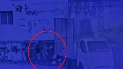 VÍDEO: câmera flagra suspeito com corpo de mulher em carrinho de mão no Jacintinho