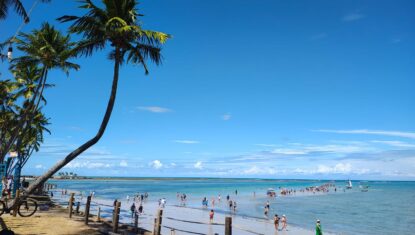 Caminho de Moisés: maré baixa atrai multidão a praia de Maceió