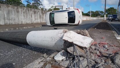 Carro capota após colidir contra poste em trecho do Eixo Quartel